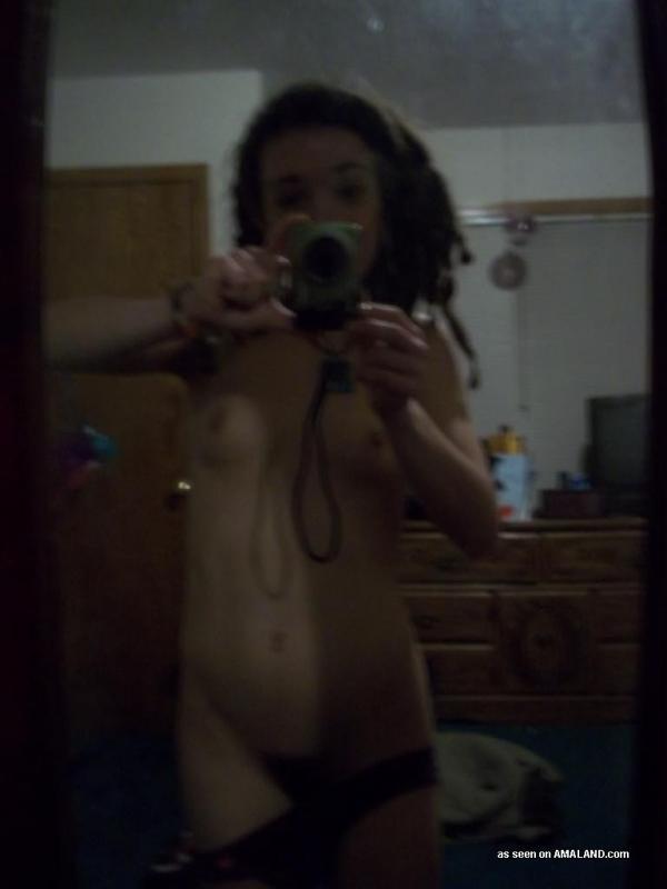 Amateur babe camwhoring in the nude