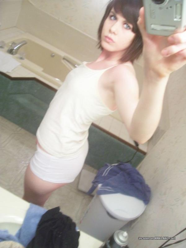 Teen posing topless in sexy selfpics