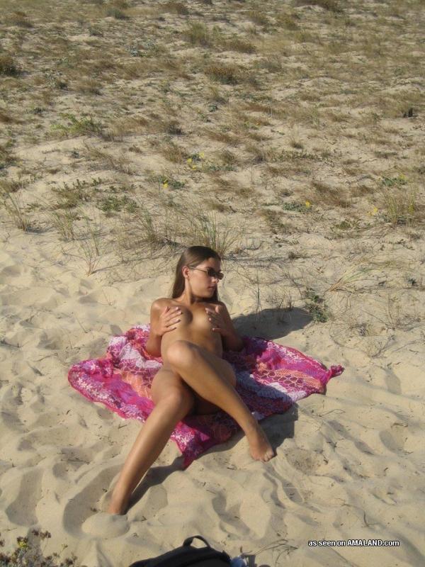 Amateur babe posing naked outdoors