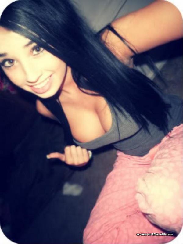 Babe displays her fine tits while camwhoring